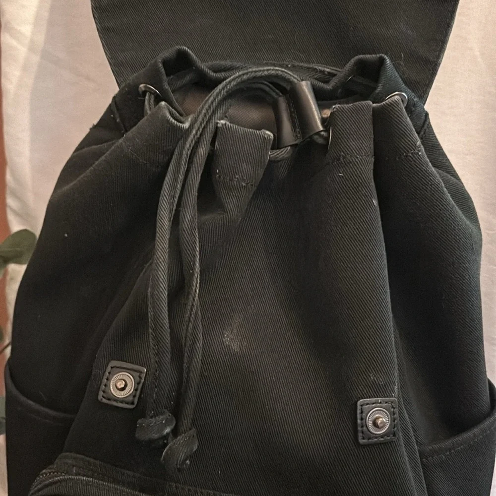 Everlane Modern Snap black cinch closure padded interior cotton blend backpack